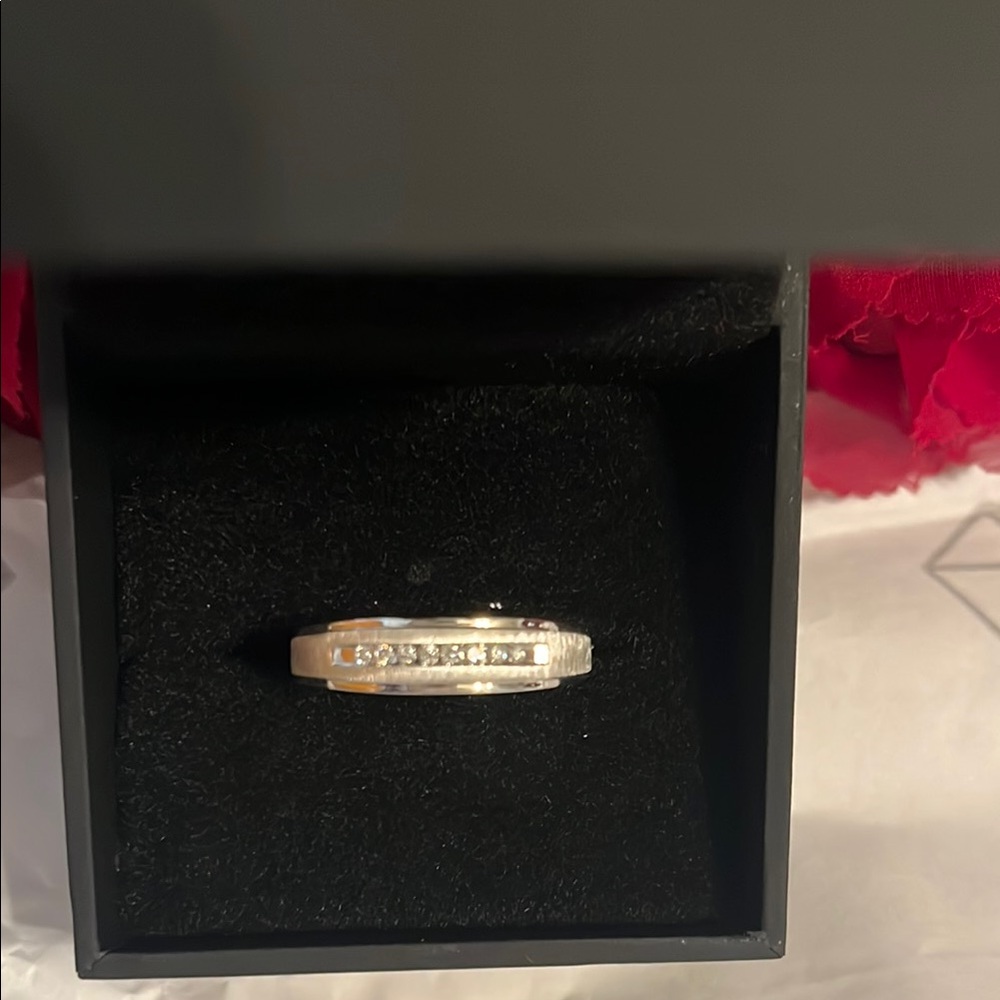 Men’s Wedding band 1/10CT T.W Diamond in 10k White Gold. Brand New
